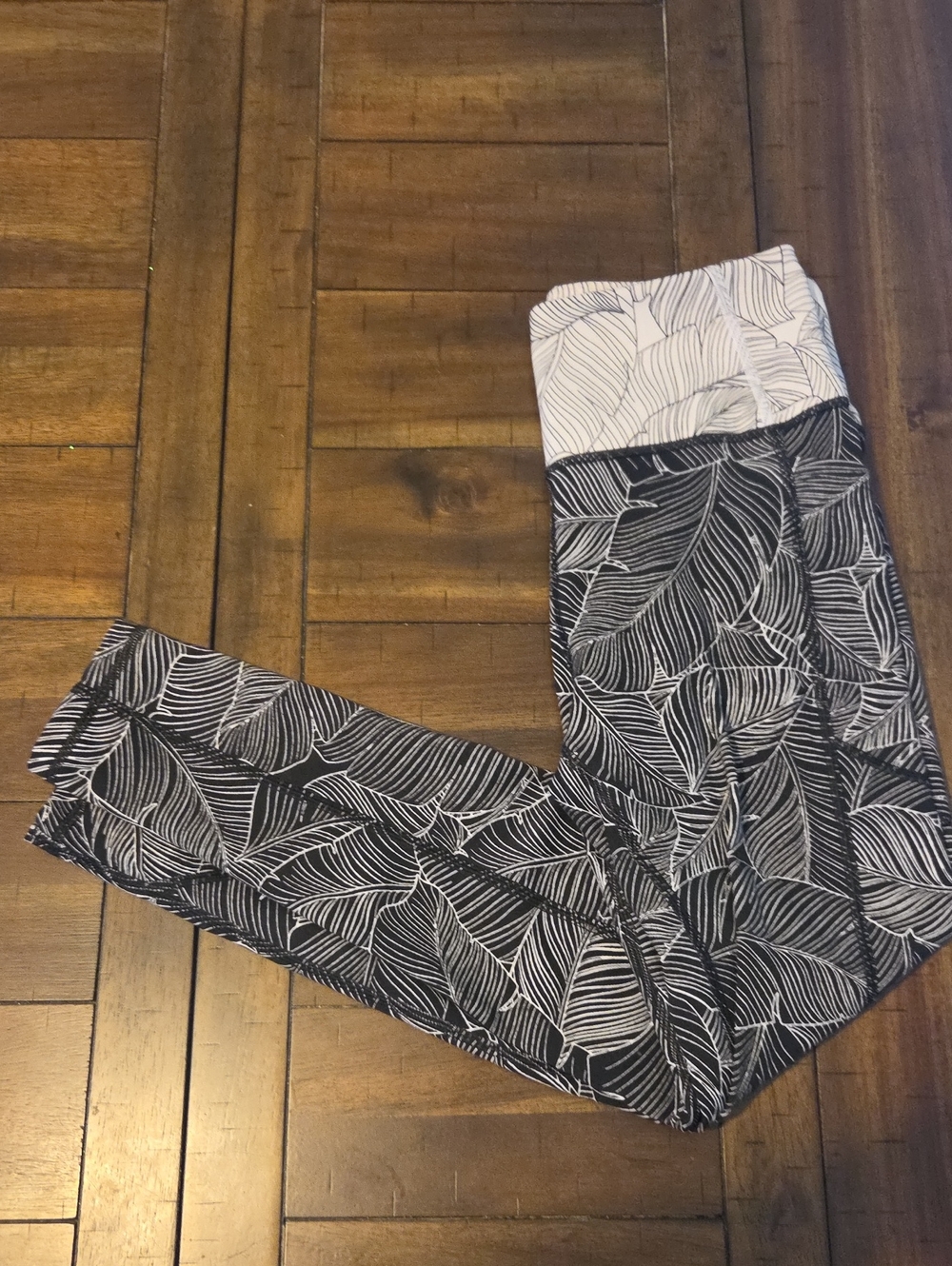 Victoria's Secret Black & White Leaf-Print Leggings